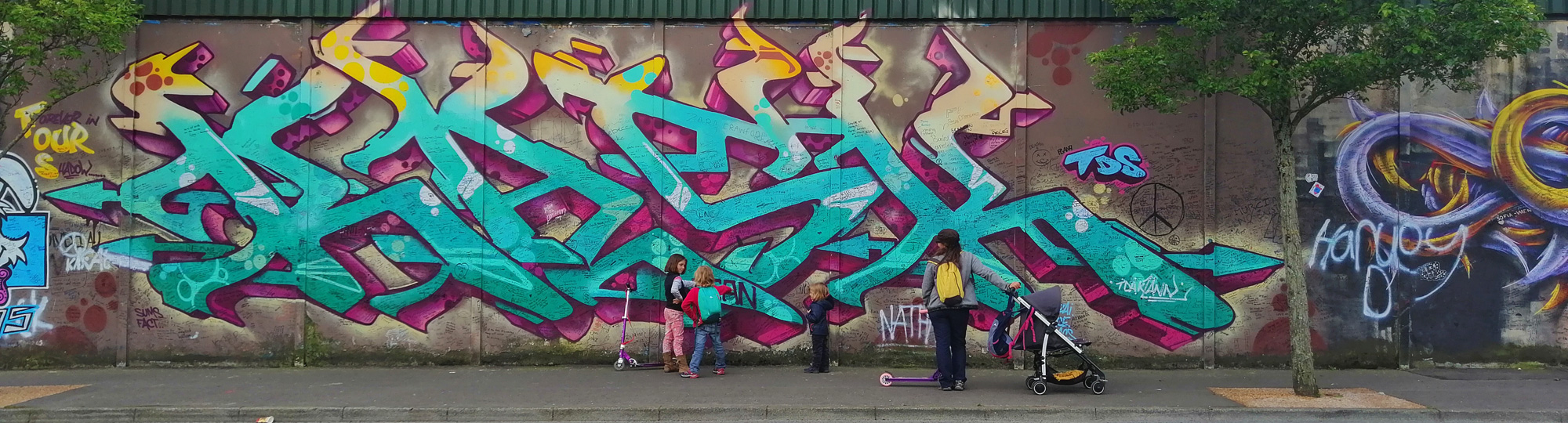 A Belfast, écrire « love » sur le mur de la paix