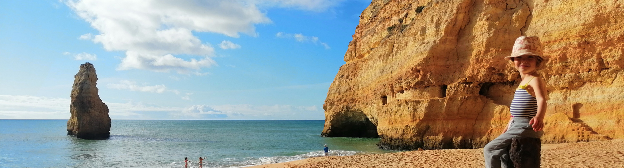 Explorer des plages et des grottes