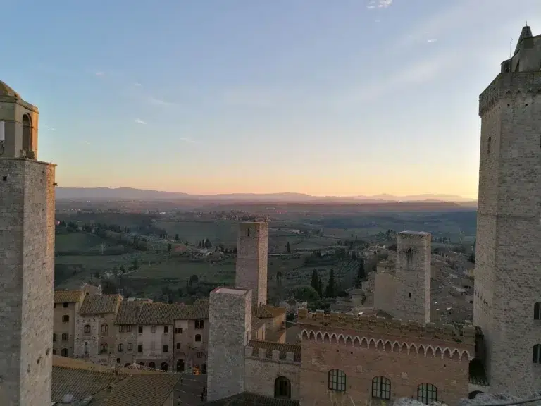 Coucher de soleil en haut d'une tour de San Gemignano
