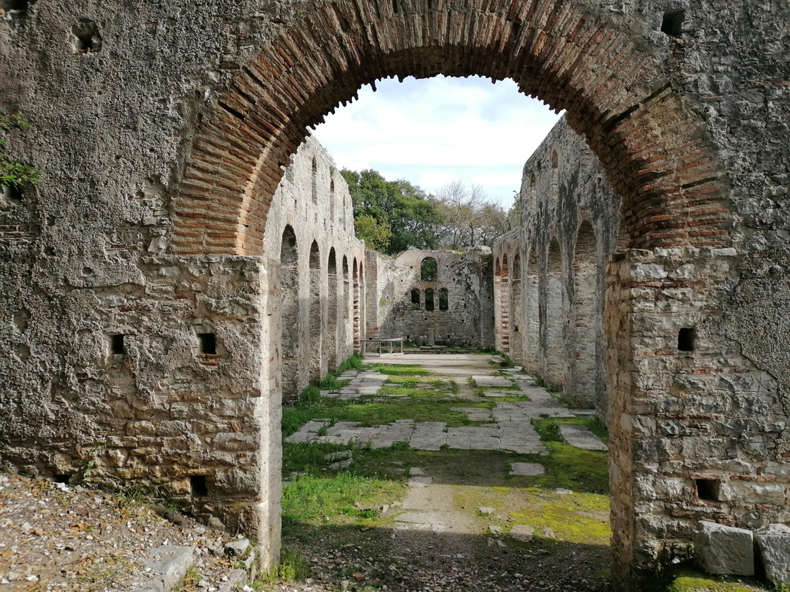 Butrint, son amphithéâtre et son bac