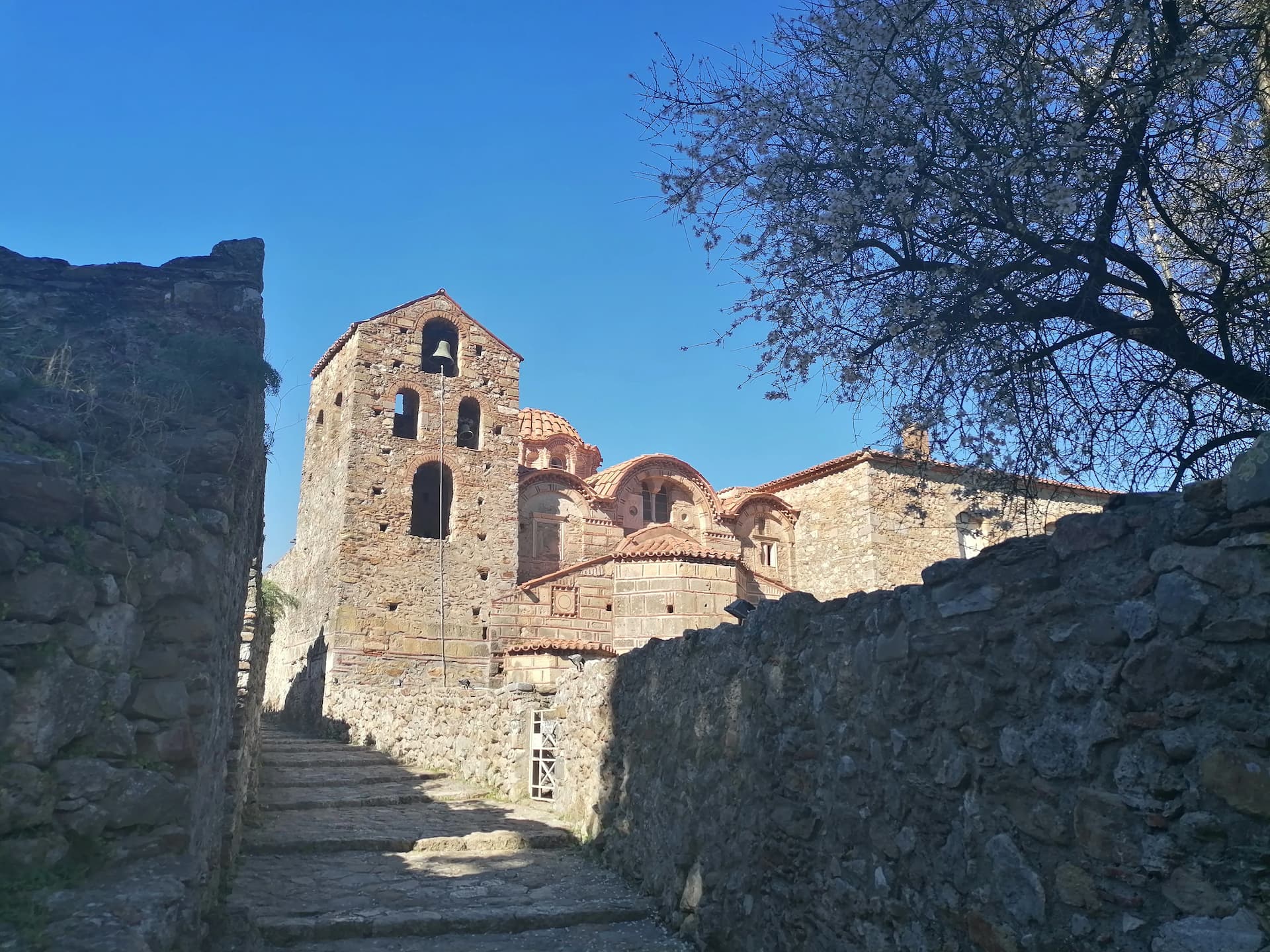 Mistra et les deux montagnes